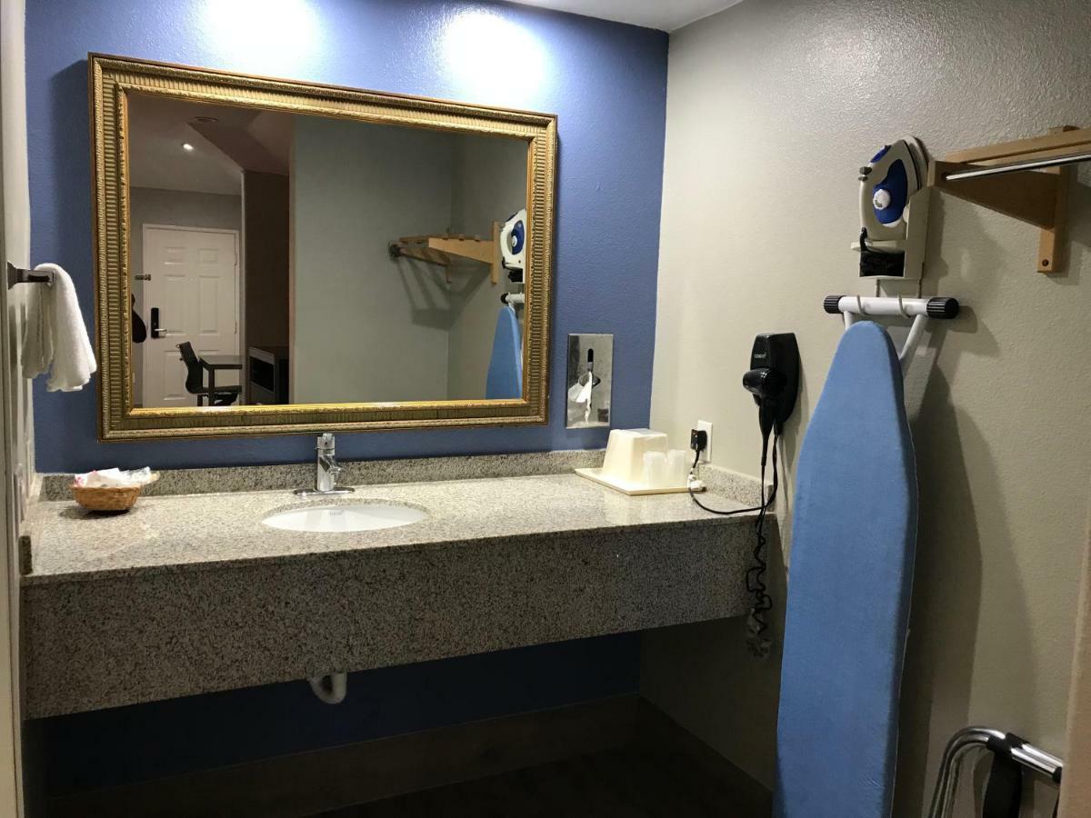 Camelot Inn And Suites Aldine 外观 照片
